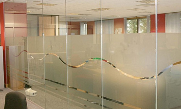 Стеклянные перегородки в офис, частично матированные купить в Новосибирске