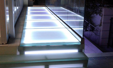 Стеклянный подиум со ступенями с подсветкой купить в Новосибирске