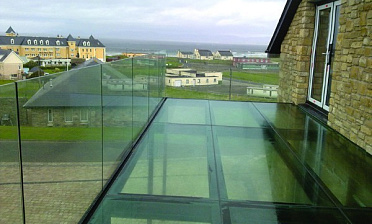 Стеклянные полы на балконе купить в Новосибирске