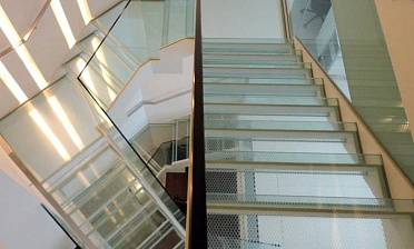 Стеклянные ступени и площадки для колодезной лестницы купить в Новосибирске