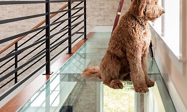 Стеклянный пол на площадке в частном доме купить в Новосибирске