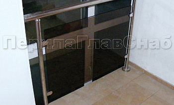 Ограждения со стеклом с крепление в пол окна на лестничной площадке в Новосибирске. Готовые проекты ПерилаГлавСнаб