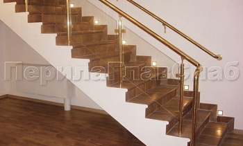 Ограждение лестницы с прозрачным стеклом, стойками и поручнем из латуни в Новосибирске. Готовые проекты ПерилаГлавСнаб