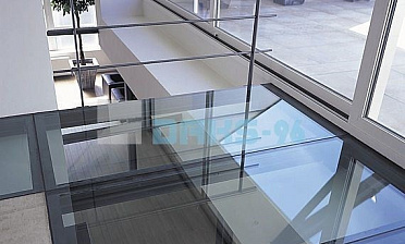 Стеклянный потолок на межэтажной площадке купить в Новосибирске