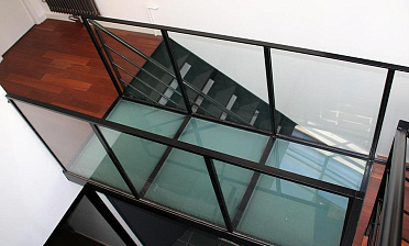 Стеклянный пол для легкого перекрытия между этажами купить в Новосибирске