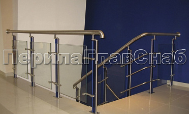 Ограждение со стойками с акриловыми вставками на спайдерных стеклодержателях купить в Новосибирске