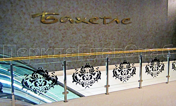 Ограждение лестницы на квадратных стойках с латунным поручнем в Новосибирске. Готовые проекты ПерилаГлавСнаб