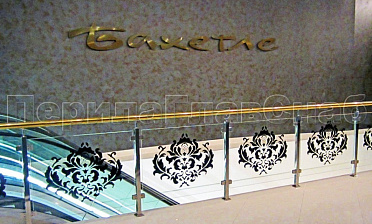 Ограждение лестницы на квадратных стойках с латунным поручнем купить в Новосибирске