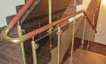 Ограждение лестницы со стеклом, тонированным в массе, стойки и завязки поручня из латуни купить в Новосибирске