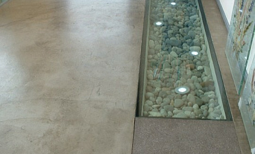 Стеклянный пол в квартиру с декоративной композицией купить в Новосибирске