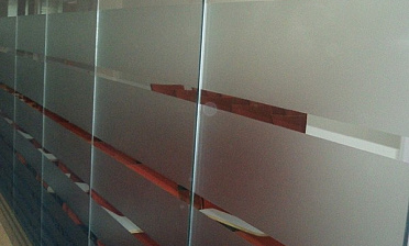 Стеклянные перегородки в офисе с закаткой пленки купить в Новосибирске