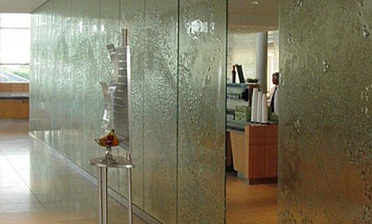 Стеклянные перегородки с декоративным рельефом в офисе купить в Новосибирске