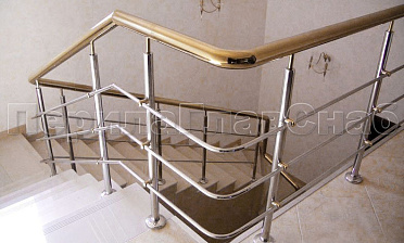 Лестничное ограждение с тремя ригелями и поручнем из латуни купить в Новосибирске