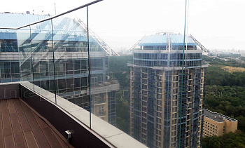 Цельностеклянные ограждения для крыш в Новосибирске. Готовые проекты ПерилаГлавСнаб