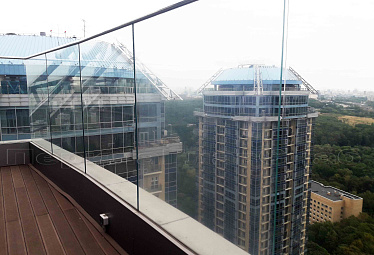 Цельностеклянные ограждения для крыш купить в Новосибирске