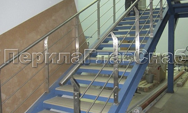 Ограждение с нестандартными нержавеющими стойками и ригельным заполнением купить в Новосибирске