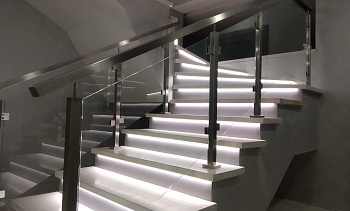 Ограждения из нержавейки со стеклом в Новосибирске. Готовые проекты ПерилаГлавСнаб