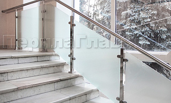 Ограждениие из нержавейки со стеклом для окон в Новосибирске. Готовые проекты ПерилаГлавСнаб