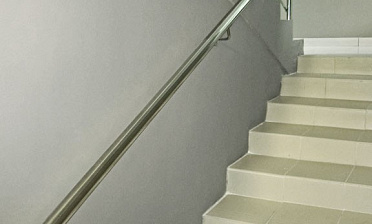 Пристенный поручень из нержавеющей стали купить в Новосибирске