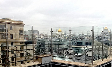 Ветрозащитное ограждение на стойках из нержавейки купить в Новосибирске