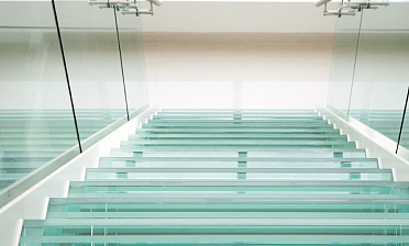 Стеклянные ступени на косоурной лестнице в доме купить в Новосибирске