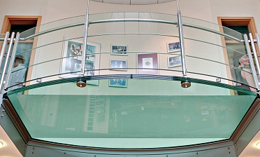 Стеклянный пол на внутреннем выступе атриума купить в Новосибирске