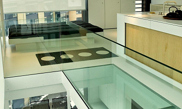 Стеклянные полы на кухне купить в Новосибирске