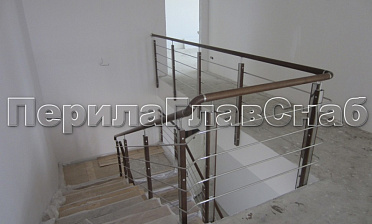 Ограждение с деревянным поручнем и стойками с деревянными вставками, с ригелями купить в Новосибирске