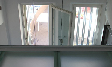 Стеклянное перекрытие из матового стекла на внутреннем балконе купить в Новосибирске