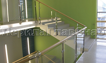 Ограждение с деревянным поручнем, стеклом и стойками купить в Новосибирске