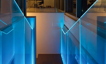 Ограждения лестниц на несущем стекле с подсветкой купить в Новосибирске