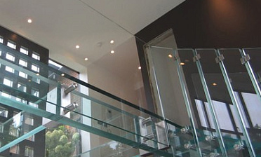 Стеклянные полы на площадке маршевой лестницы купить в Новосибирске