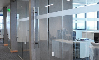 Цельностеклянные перегородки для офиса в Новосибирске. Готовые проекты ПерилаГлавСнаб