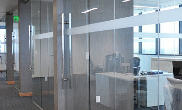 Цельностеклянные перегородки для офиса купить в Новосибирске