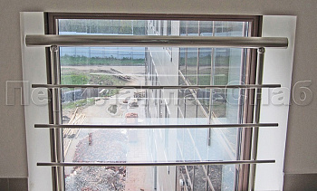 Межэтажное ограждение из нержавеющей стали с торцевым креплением для окон в Новосибирске. Готовые проекты ПерилаГлавСнаб