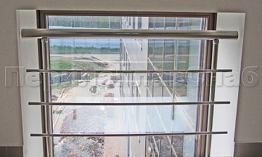 Межэтажное ограждение из нержавеющей стали с торцевым креплением для окон купить в Новосибирске