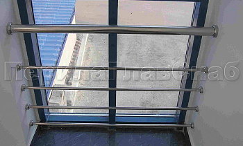 Ограждение на окнах из нержавещей трубы с ригелями в Новосибирске. Готовые проекты ПерилаГлавСнаб