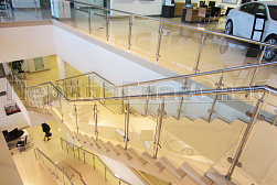 Стеклянные ограждения для торговых  и бизнес центров в Новосибирске. Готовые проекты ПерилаГлавСнаб - фото 25