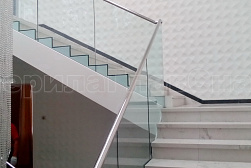 Стеклянные перила для лестниц в Новосибирске. Готовые проекты ПерилаГлавСнаб - фото 1