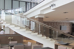 Стеклянные ограждения для торговых  и бизнес центров в Новосибирске. Готовые проекты ПерилаГлавСнаб - фото 4