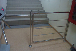 Ограждение лестницы от детей в Новосибирске. Готовые проекты ПерилаГлавСнаб - фото 7