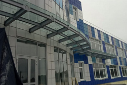 Стеклянные козырьки на спайдерах в Новосибирске. Готовые проекты ПерилаГлавСнаб - фото 1