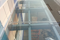 Стеклянные козырьки на спайдерах в Новосибирске. Готовые проекты ПерилаГлавСнаб - фото 9