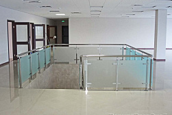 Ограждения из нержавейки со стеклом в Новосибирске. Готовые проекты ПерилаГлавСнаб - фото 10