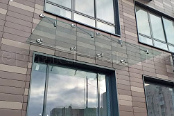 Стеклянные козырьки на вантах в Новосибирске. Готовые проекты ПерилаГлавСнаб - фото 1