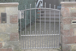 Ограждение лестницы от детей в Новосибирске. Готовые проекты ПерилаГлавСнаб - фото 3