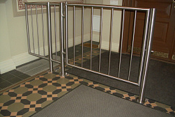 Ограждение лестницы от детей в Новосибирске. Готовые проекты ПерилаГлавСнаб - фото 1