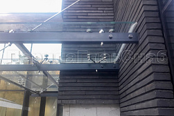 Стеклянные козырьки на спайдерах в Новосибирске. Готовые проекты ПерилаГлавСнаб - фото 5