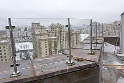 Цельностеклянные ограждения для крыш в Новосибирске. Готовые проекты ПерилаГлавСнаб - фото 8