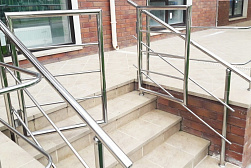 Ограждение лестницы от детей в Новосибирске. Готовые проекты ПерилаГлавСнаб - фото 4